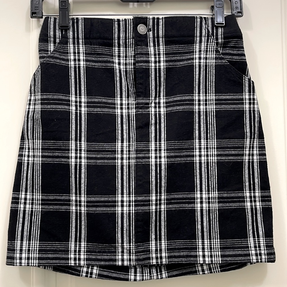 Hollister plaid black and white skirt